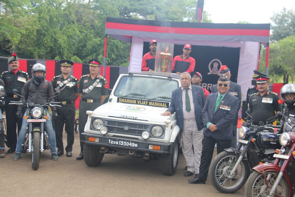 This image has an empty alt attribute; its file name is Jawa-Motorcycles-welcomes-the-‘Swarnim-Vijay-Mashaal-in-Pune-3-1024x683.jpg